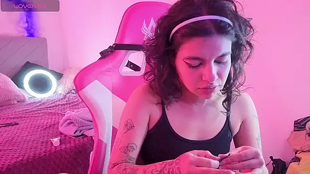larah uwu online show from 06/26/26, 06:12