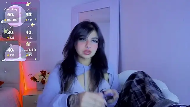 larah uwu online show from 06/30/26, 07:04
