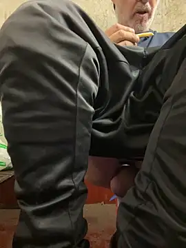 Snapshot of pervonpatrol chatting on 10/31/25, 05:58 pervonpatrol online show from 10/31/25, 05:58