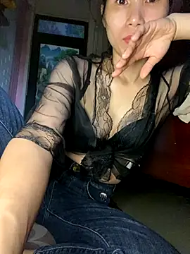 Snapshot of MinHiNi chatting on 10/10/25, 12:31 MinHiNi online show from 10/10/25, 12:31