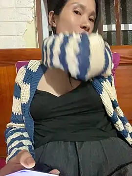 Snapshot of MinHiNi chatting on 12/20/25, 12:34 MinHiNi online show from 12/20/25, 12:34