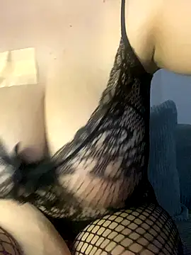 Snapshot of emiliafrancaise chatting on 10/13/25, 11:54 emiliafrancaise online show from 10/13/25, 11:54