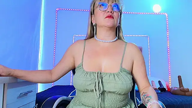 Snapshot of naomi_diamond_ chatting on 05/21/26, 11:28 naomi diamond online show from 05/21/26, 11:28