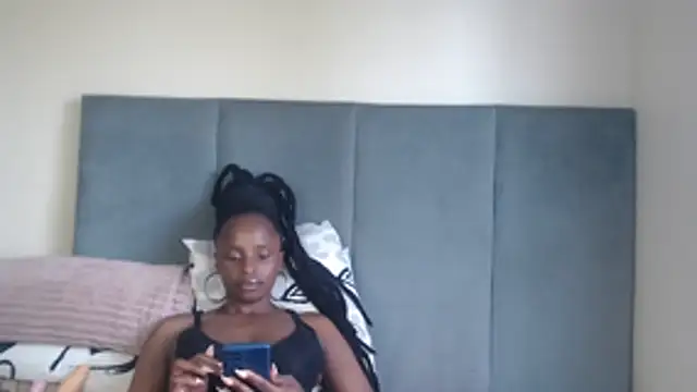 Snapshot of Jah-Queen chatting on 01/17/26, 02:33 Jah-Queen online show from 01/17/26, 02:33