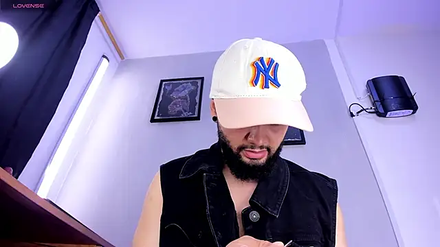 Noah devil  online show from 11/12/25, 02:45