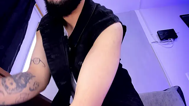 Noah devil  online show from 12/15/25, 03:44