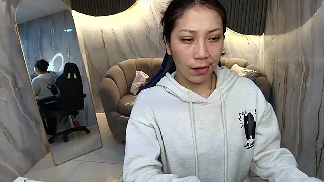 Snapshot of valentina_r_ chatting on 04/29/26, 08:37 valentina r online show from 04/29/26, 08:37