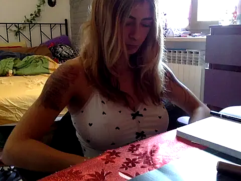 Snapshot of piccolaflo chatting on 05/13/26, 10:45 piccolaflo online show from 05/13/26, 10:45