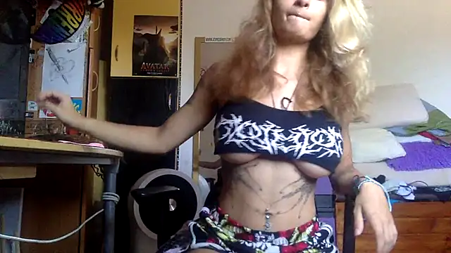 Snapshot of piccolaflo chatting on 07/19/26, 12:42 piccolaflo online show from 07/19/26, 12:42