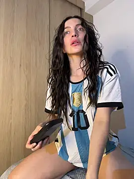 karinasantos  online show from 06/16/26, 11:07