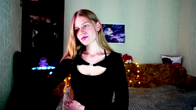 Snapshot of Luntryy chatting on 10/03/25, 10:23 Luntryy online show from 10/03/25, 10:23