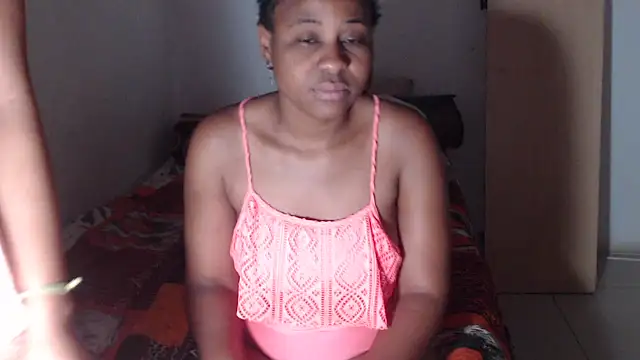 Snapshot of EssenceLovers chatting on 10/31/25, 04:02 EssenceLovers online show from 10/31/25, 04:02