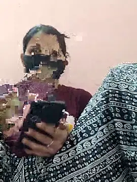 Snapshot of poojam93 chatting on 12/17/25, 04:35 poojam93 online show from 12/17/25, 04:35