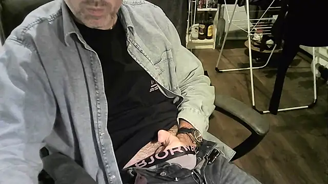 Snapshot of Chrisprngr chatting on 10/06/25, 08:17 Chrisprngr online show from 10/06/25, 08:17