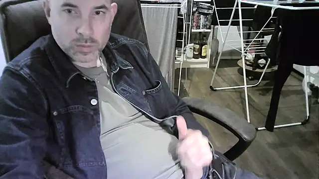 Snapshot of Chrisprngr chatting on 10/10/25, 04:39 Chrisprngr online show from 10/10/25, 04:39