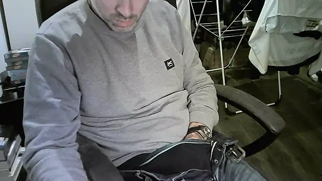 Snapshot of Chrisprngr chatting on 11/28/25, 03:25 Chrisprngr online show from 11/28/25, 03:25