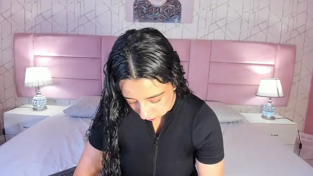 BellaSwwan online show from 12/17/25, 01:17