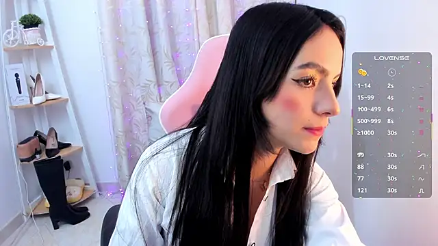 Snapshot of sarah_saenz_ chatting on 10/16/25, 04:02 sarah saenz  online show from 10/16/25, 04:02