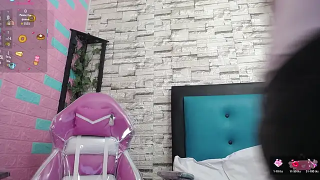 Snapshot of maily_can chatting on 11/14/25, 12:37 maily can online show from 11/14/25, 12:37