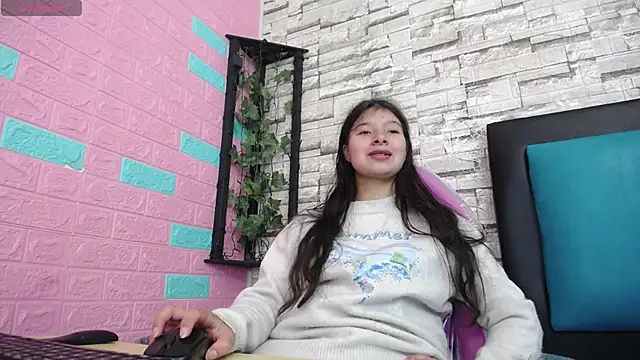 Snapshot of maily_can chatting on 11/21/25, 12:59 maily can online show from 11/21/25, 12:59