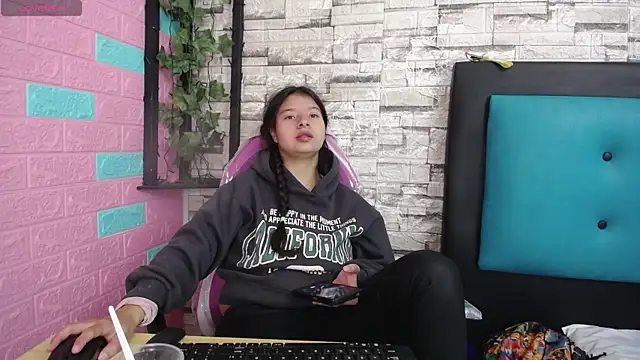 Snapshot of maily_can chatting on 11/24/25, 01:11 maily can online show from 11/24/25, 01:11