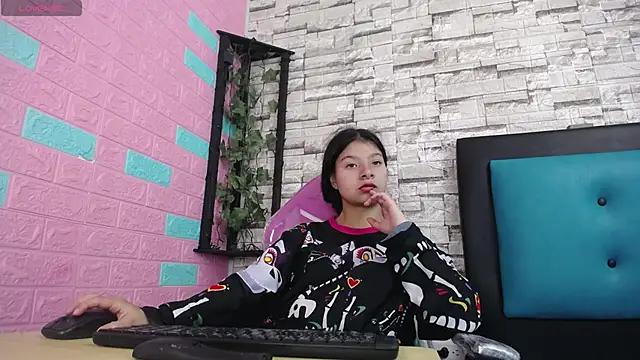 Snapshot of maily_can chatting on 11/25/25, 12:49 maily can online show from 11/25/25, 12:49