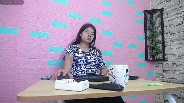 Snapshot of maily_can chatting on 11/27/25, 12:51 maily can online show from 11/27/25, 12:51