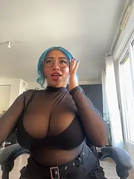 Snapshot of HATSUNE__ chatting on 10/01/25, 10:32 HATSUNE   online show from 10/01/25, 10:32