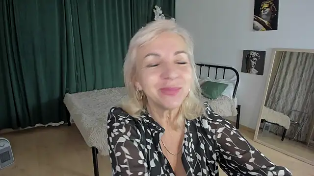 LiliaMoons online show from 11/30/25, 09:02