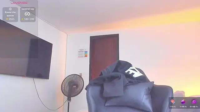 Snapshot of RJBarto chatting on 10/07/25, 07:11 RJBarto online show from 10/07/25, 07:11