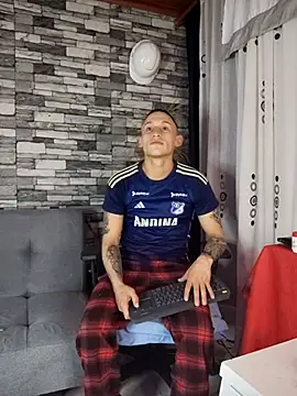 Snapshot of Masterblue_hot chatting on 10/11/25, 01:05 Masterblue hot online show from 10/11/25, 01:05