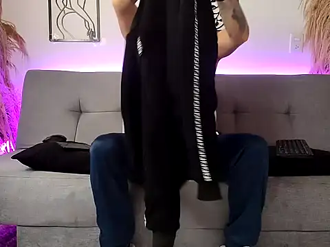 Snapshot of Masterblue_hot chatting on 12/15/25, 04:00 Masterblue hot online show from 12/15/25, 04:00