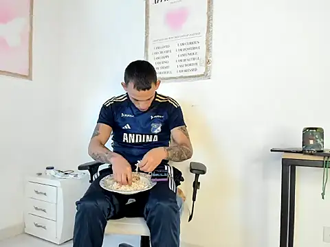 Snapshot of Masterblue_hot chatting on 02/13/26, 08:27 Masterblue hot online show from 02/13/26, 08:27