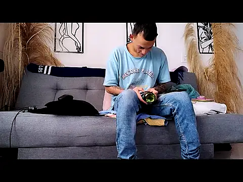 Snapshot of Masterblue_hot chatting on 02/15/26, 01:31 Masterblue hot online show from 02/15/26, 01:31