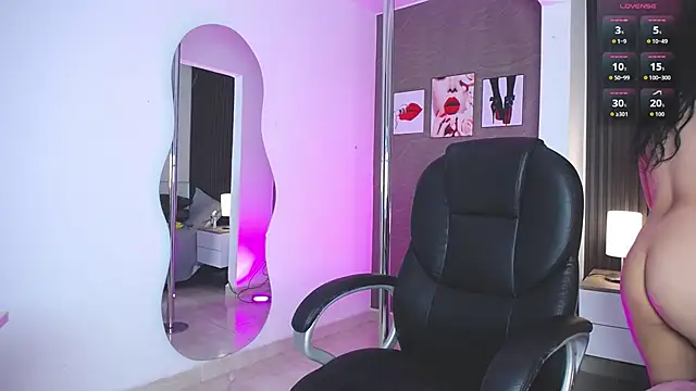 Snapshot of Dulcerose_01 chatting on 10/15/25, 04:45 Dulcerose 01 online show from 10/15/25, 04:45