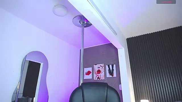 Snapshot of Dulcerose_01 chatting on 10/21/25, 01:50 Dulcerose 01 online show from 10/21/25, 01:50