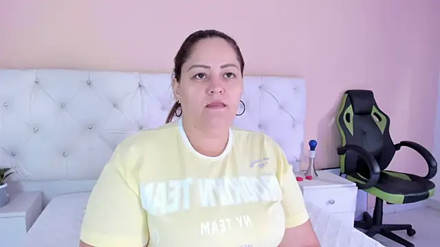 Snapshot of katte_landerr chatting on 10/06/25, 01:19 katte landerr online show from 10/06/25, 01:19