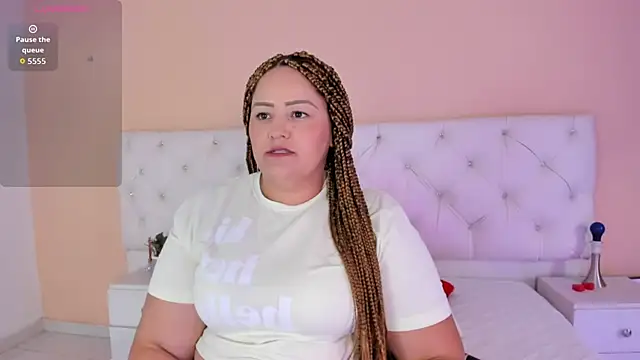 Snapshot of katte_landerr chatting on 10/21/25, 01:01 katte landerr online show from 10/21/25, 01:01