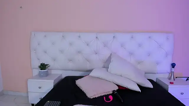 Snapshot of katte_landerr chatting on 11/24/25, 01:11 katte landerr online show from 11/24/25, 01:11