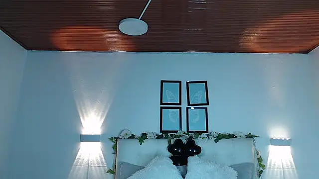 Snapshot of Megan_05_ chatting on 11/22/25, 07:35 Megan 05 online show from 11/22/25, 07:35