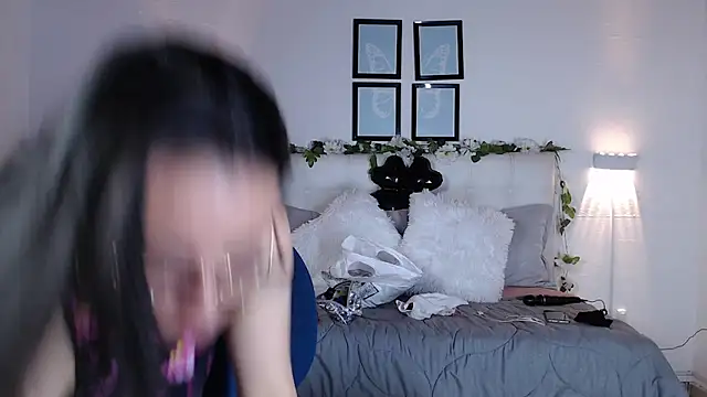 Snapshot of Megan_05_ chatting on 11/24/25, 06:51 Megan 05 online show from 11/24/25, 06:51