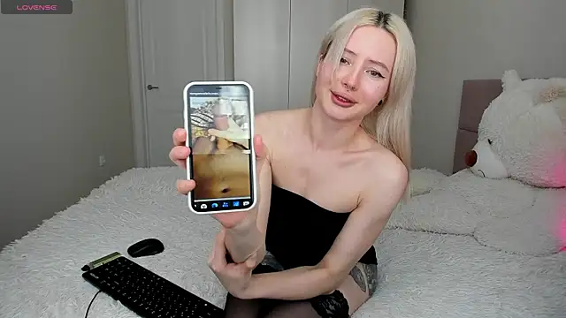 Lilly lllll online show from 04/27/26, 10:24