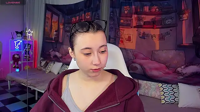 Snapshot of ClaraParks chatting on 12/14/25, 10:25 ClaraParks online show from 12/14/25, 10:25