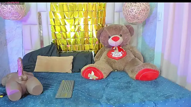 Snapshot of NikkyyRed chatting on 10/12/25, 02:43 NikkyyRed online show from 10/12/25, 02:43
