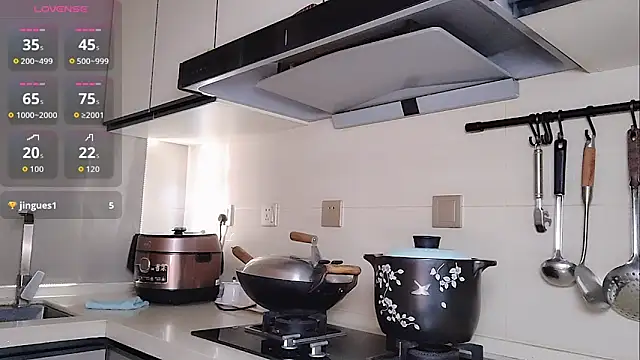 Snapshot of Coco--01 chatting on 09/14/25, 01:16 Coco--01 online show from 09/14/25, 01:16