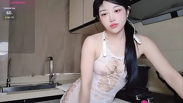 Snapshot of Coco--01 chatting on 11/05/25, 12:32 Coco--01 online show from 11/05/25, 12:32