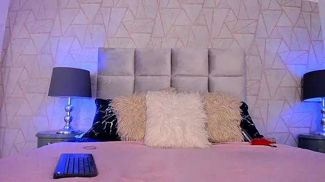 Emely florence  online show from 10/20/25, 07:25