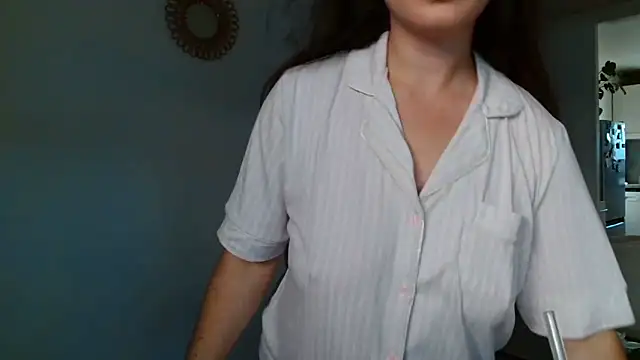 Snapshot of liloush__ chatting on 10/18/25, 01:23 liloush online show from 10/18/25, 01:23