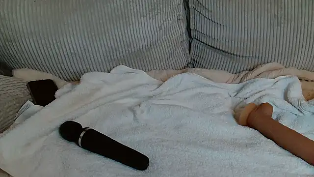 Snapshot of liloush__ chatting on 10/22/25, 10:09 liloush online show from 10/22/25, 10:09