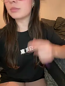 Snapshot of liloush__ chatting on 01/17/26, 10:46 liloush online show from 01/17/26, 10:46